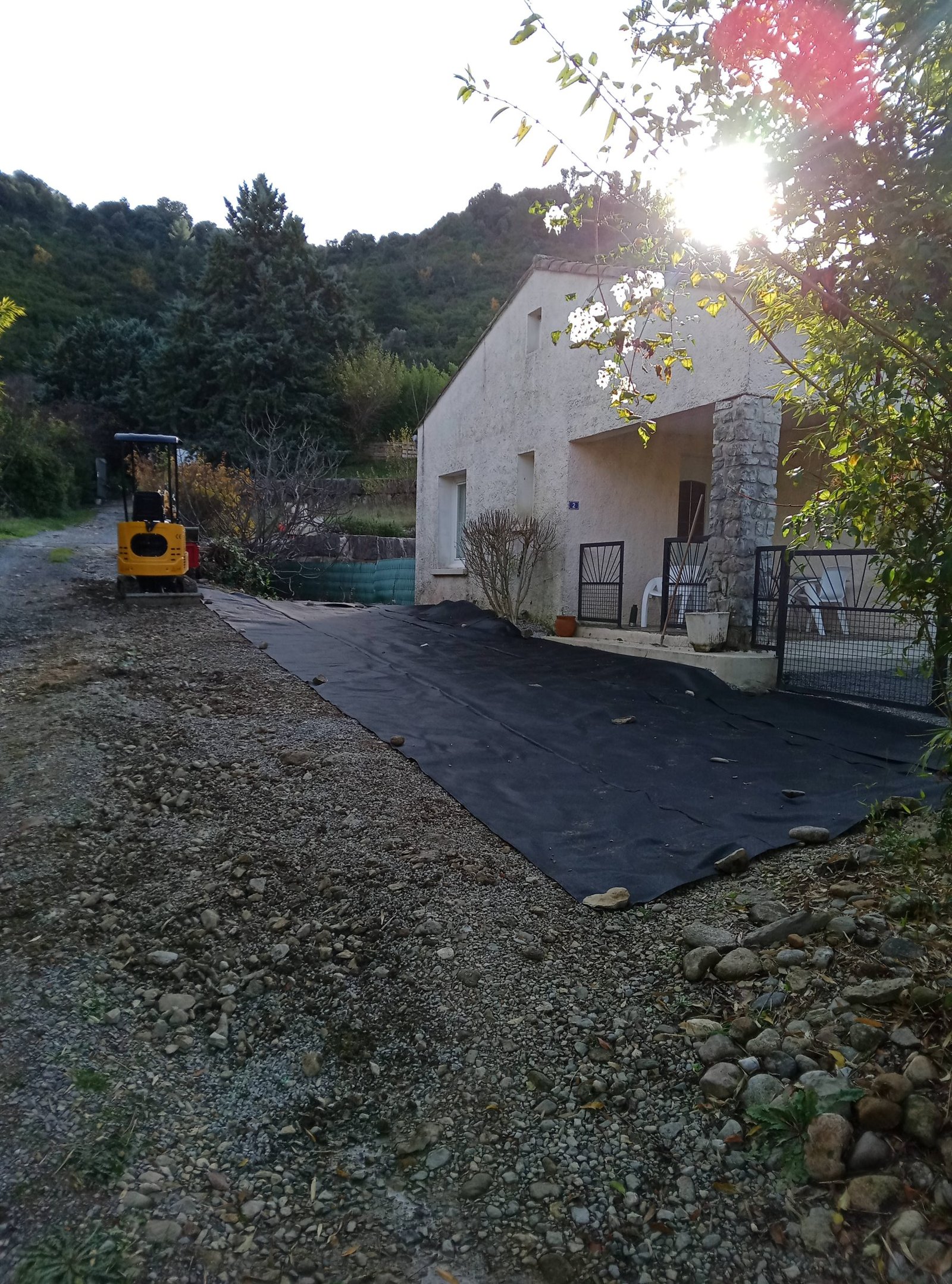 Pose du géotextile avant le gravier stabilisé