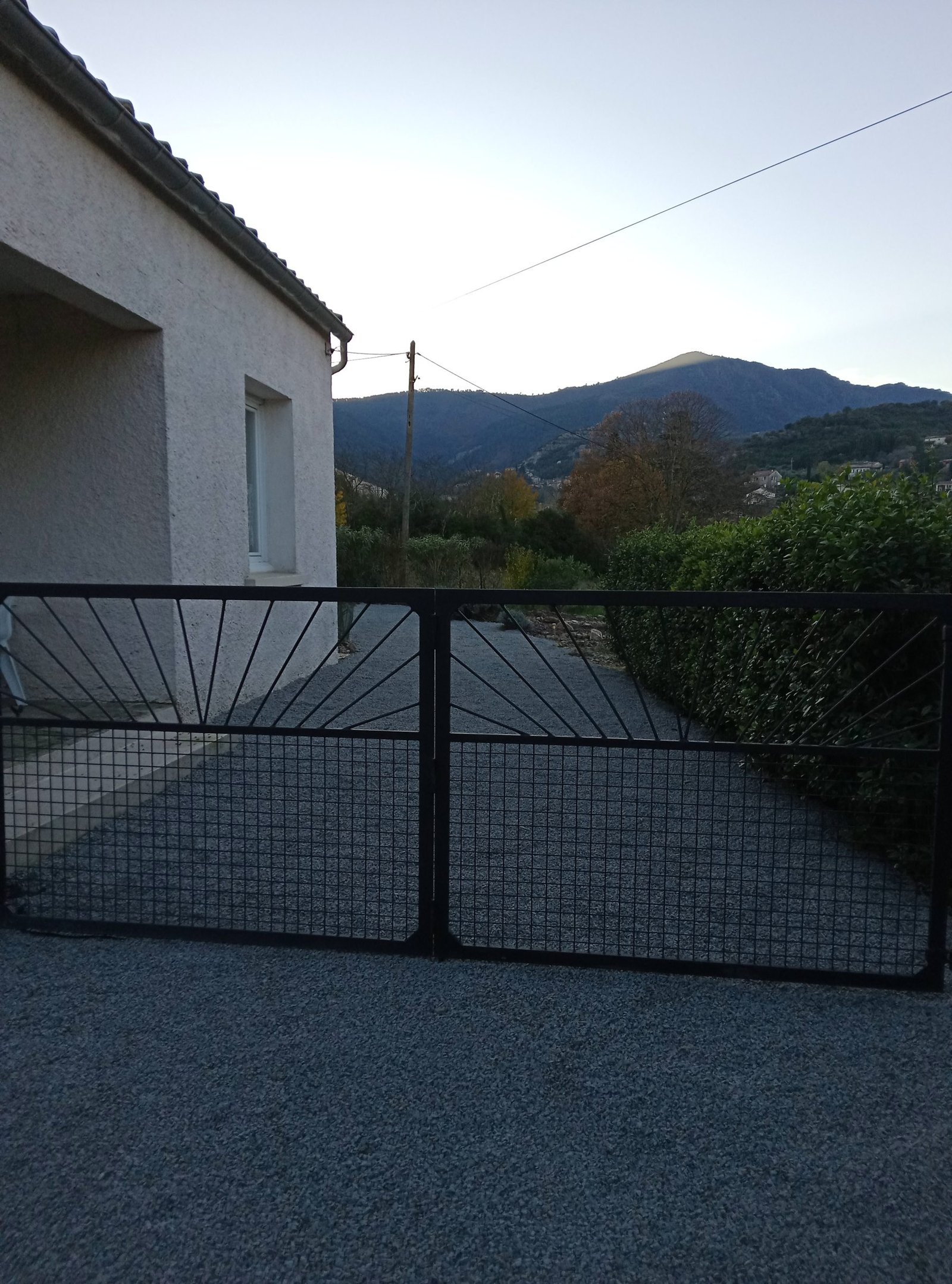 Cour en gravier stabilisé et portail sur mesure